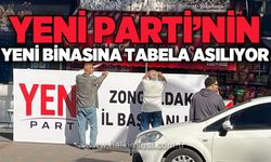 Yeni Parti’nin yeni binasına tabela asılıyor