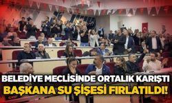 Belediye Meclisinde ortalık karıştı: Başkana su şişesi fırlatıldı!