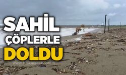 Sahil çöplerle doldu