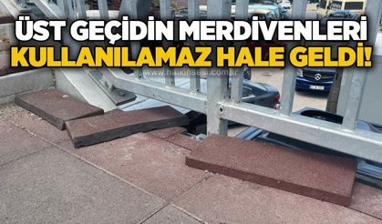 Üst geçidin merdivenleri kullanılmaz hale geldi