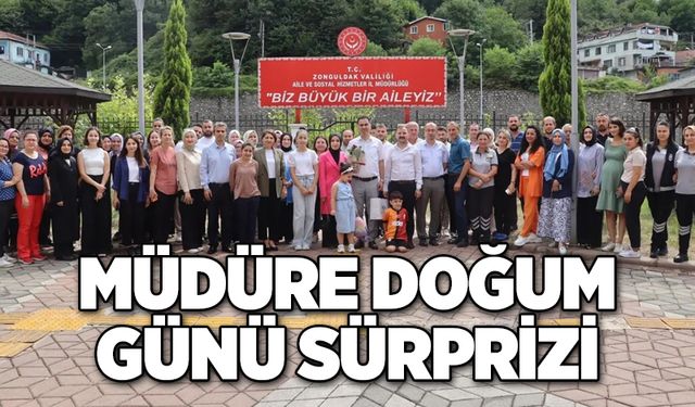 Müdüre doğum günü sürprizi