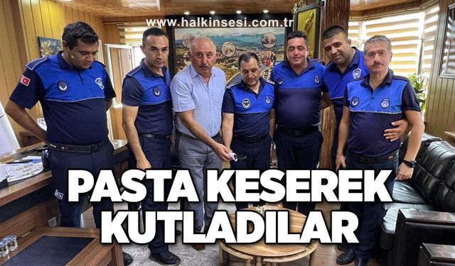 Pasta keserek kutladılar