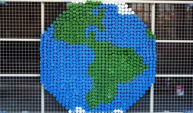 Doğaya atılan binlerce pet şişeyi toplayıp dünya haritası oluşturdular