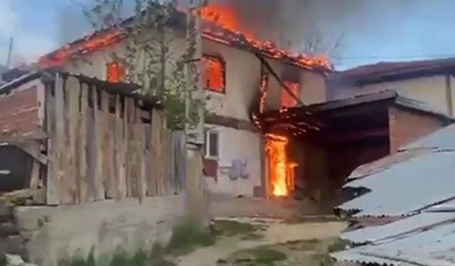 İki katlı ev alevlere teslim oldu