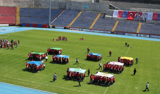 600 öğrenci ve 30 öğretmenden Zeybekli 23 Nisan kutlaması
