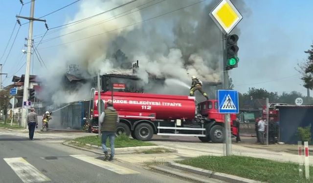 Alevler 2 katlı binayı kül etti