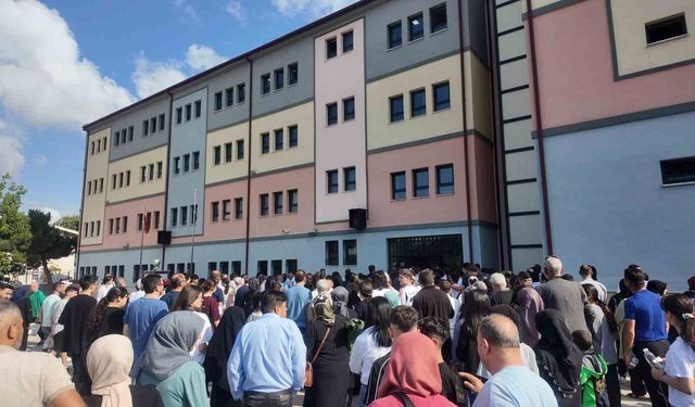 Sınav heyecanı velileri de sardı