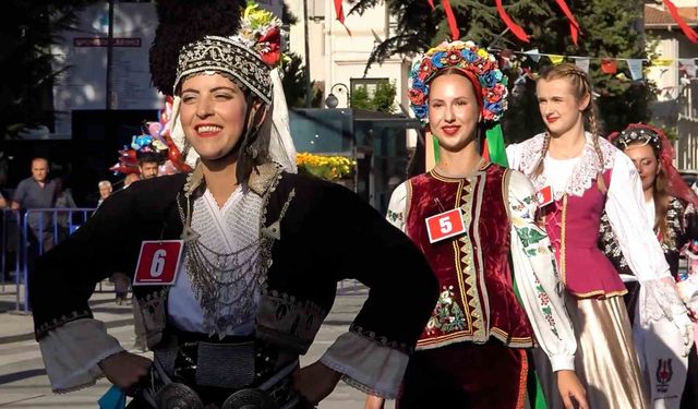 6 farklı ülkeden gelen genç kadınlar sarımsak festivalinin en güzeli seçilebilmek için yarıştı