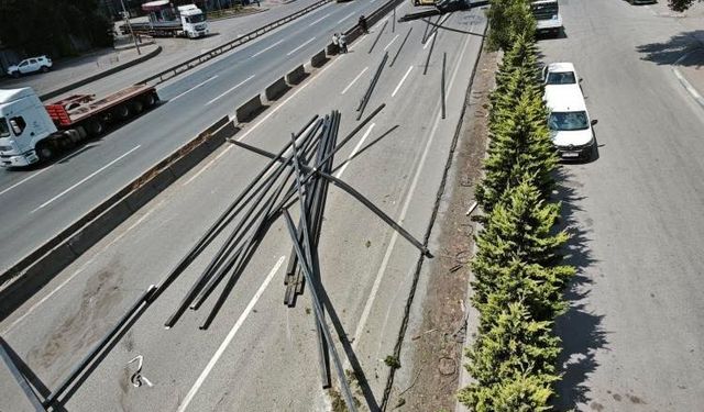 Tırdan dökülen demir profiller D-100 kara yolunda ulaşımı kapattı