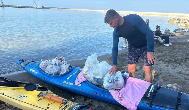 Sahildeki çöpleri toplayıp kanoyla taşıdı