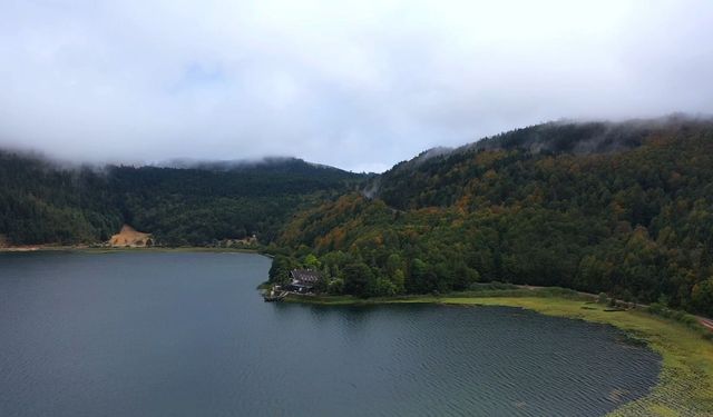 Sonbaharda Abant Gölü’nün eşsiz güzelliği havadan görüntülendi