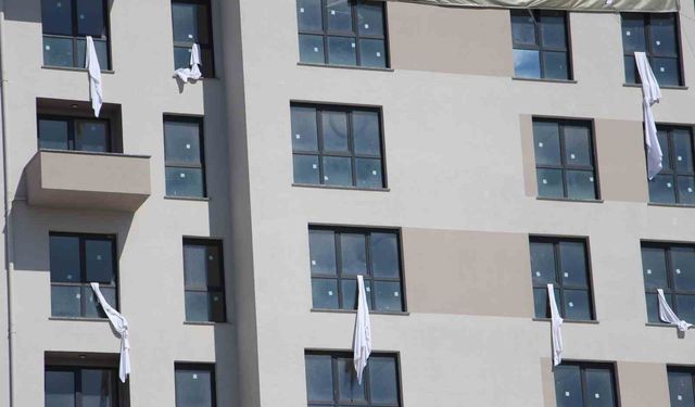 Kartalkaya faciasının sembolü çarşafları binanın penceresinden sarkıttı