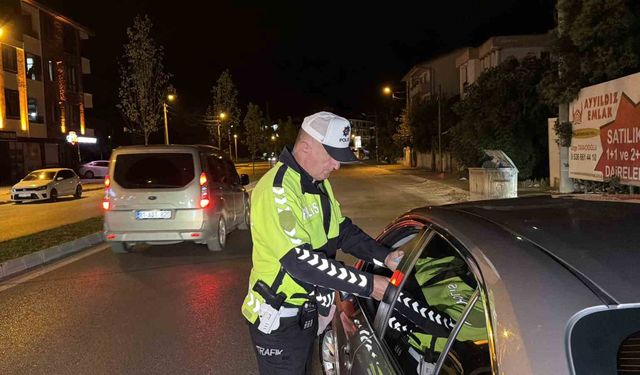 Düzce’de ara sokaklarda da polis ekipleri denetimlerini sürdürüyor