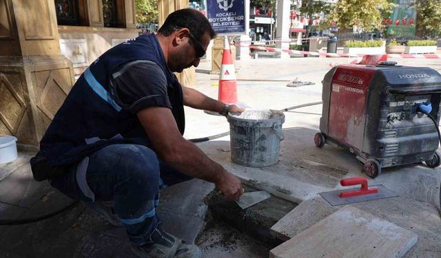 Tarihi caminin kırık taşları ve zemini onarılıyor