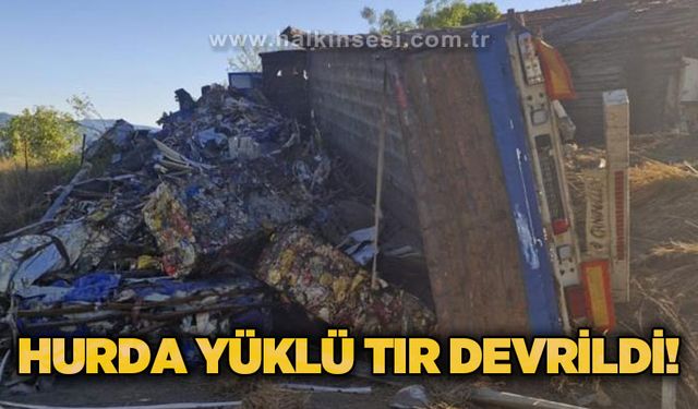 Hurda yüklü tır devrildi: 1 yaralı