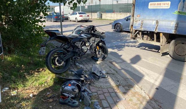 Kamyonetle çarpışan motosiklet sürücüsü ağır yaralandı
