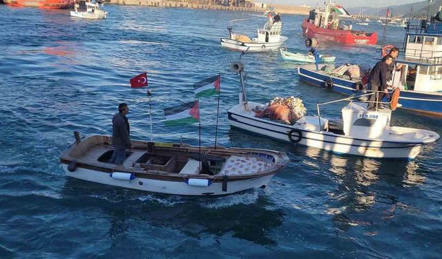 Karadeniz’e açılan balıkçılardan Filistin’e özgürlük çağrısı