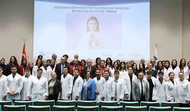 Öğrenciler beyaz önlüklerini giydi