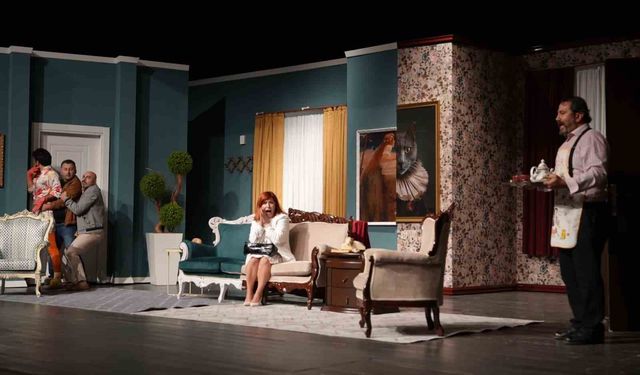 Düzce şehir tiyatrosu perdelerini yeniden açtı