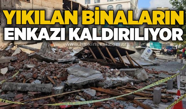 Yıkılan binaların enkazı kaldırılıyor
