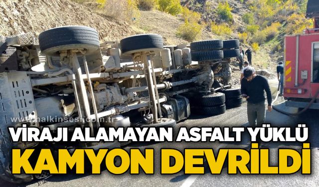Virajı alamayan asfalt yüklü kamyon devrildi