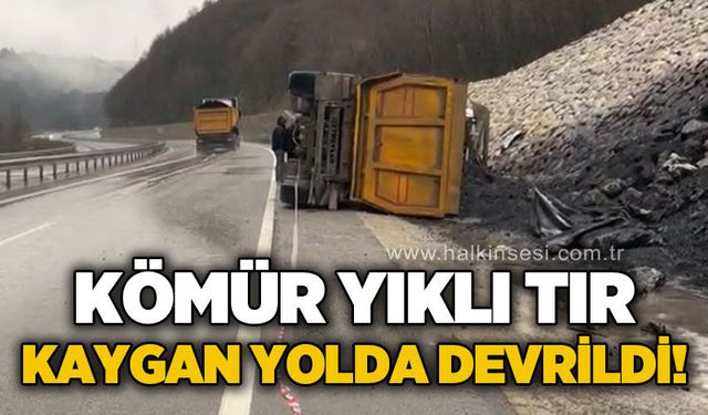 Kömür yüklü tır, kaygan zeminde devrildi