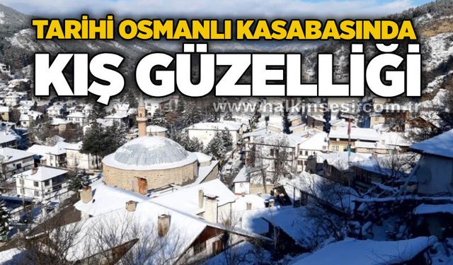 Tarihi osmanlı kasabasında kış güzelliği