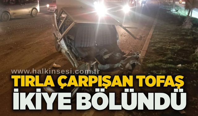 Tırla çarpışan Tofaş ikiye bölündü