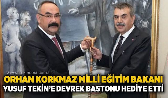 Orhan Korkmaz Bakan Tekin'e Devrek Bastonu hediye etti