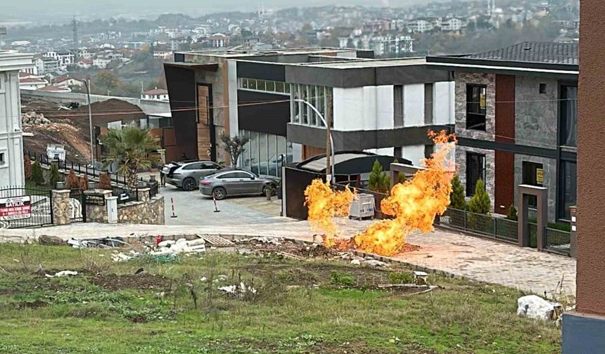 İş makinesi doğal gaz borusuna zarar verdi: Yükselen alevler korkuttu