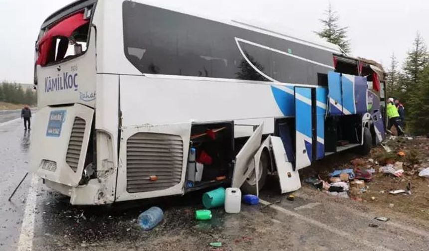 Yolcu otobüsü takla attı; 1 ölü, 42 yaralı