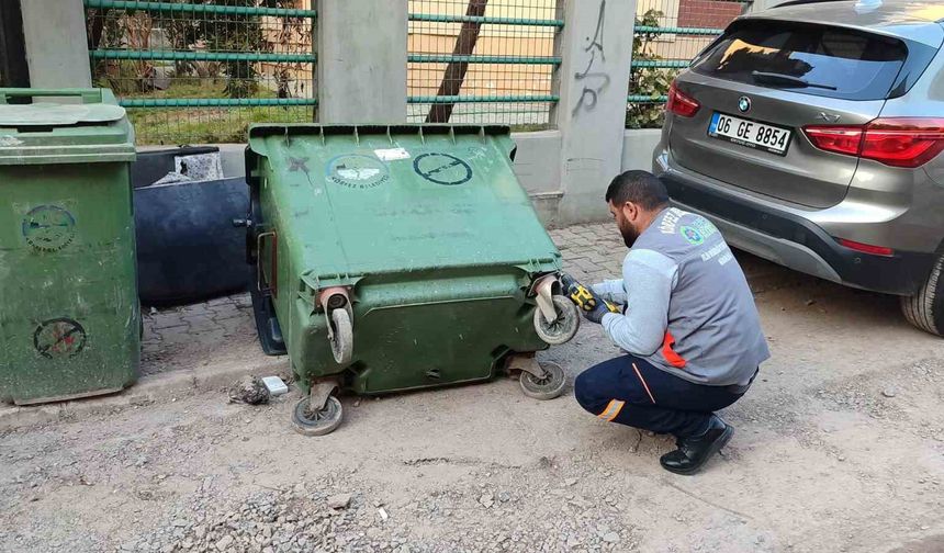 Çöp konteynırları yerinde tamir ediliyor