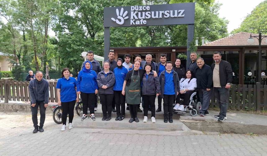 Kusursuz kafenin çalışanlarıyla bir araya geldiler