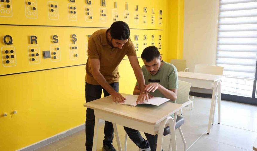 Görme engelli eğitmen öğrencilerine ’bağımsızlığı’ hediye ediyor