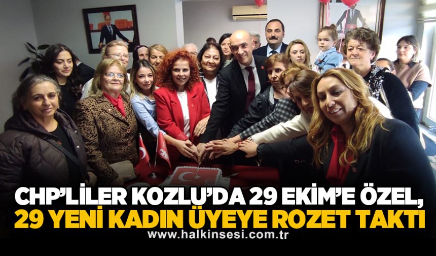 CHP’liler Kozlu’da 29 Ekim’e özel, 29 yeni kadın üyeye rozet taktı