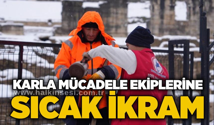 Karla mücadele ekiplerine sıcak ikram