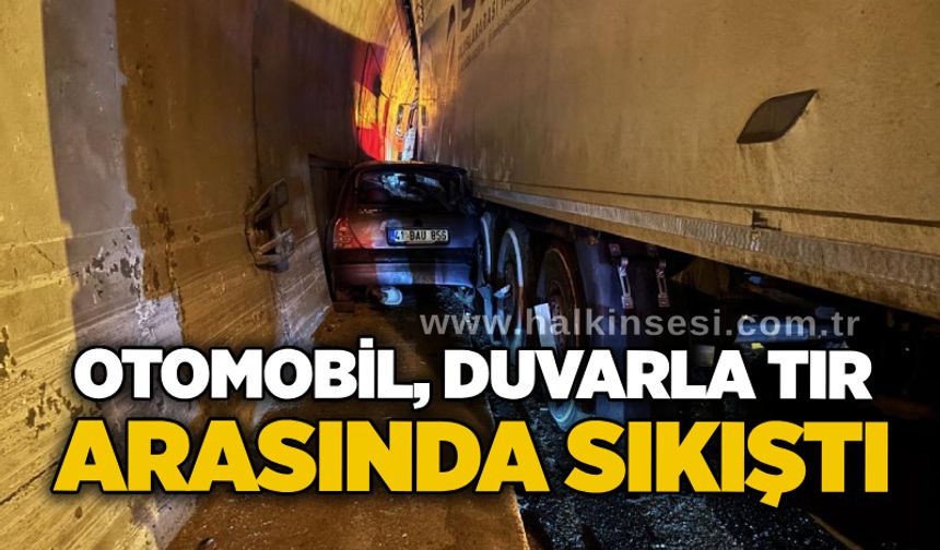 Otomobil, duvarla tır arasında sıkıştı