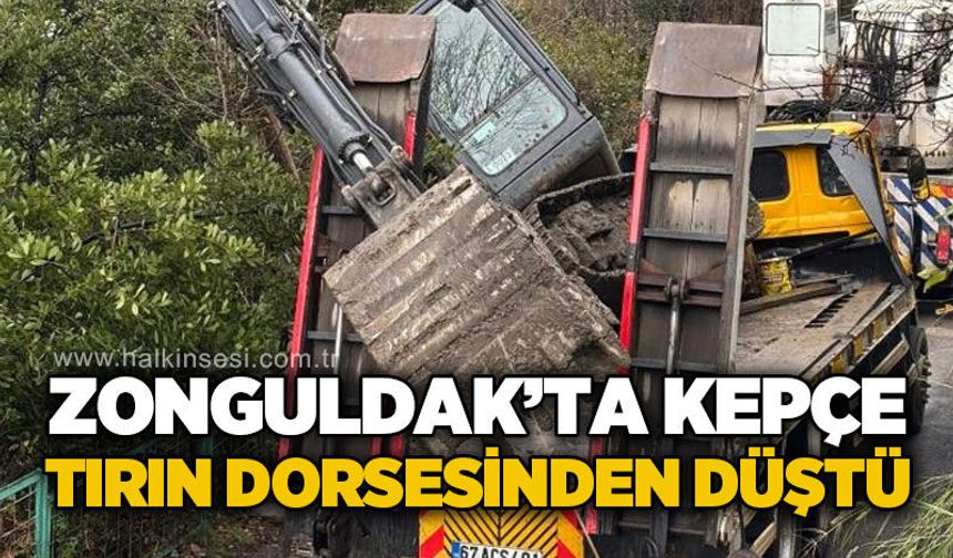 Tırdan yola düşen kepçe trafiği kilitledi