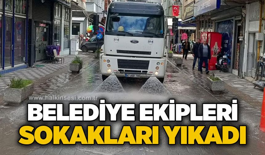 Belediye ekipleri cadde ve sokakları yıkadı
