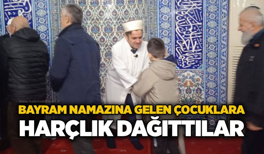 Bayram namazına gelen çocuklara harçlık dağıttılar
