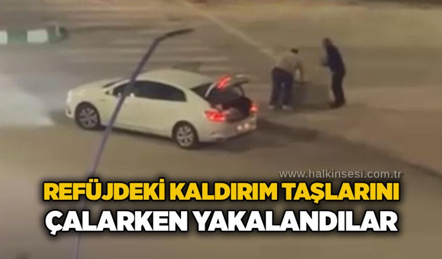 Refüjdeki kaldırım taşlarını çalarken yakalandılar