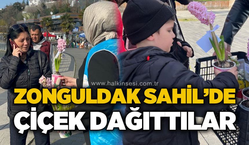 Zonguldak Sahil'de çiçek dağıttılar