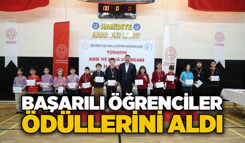 Başarılı öğrenciler ödüllerini aldı