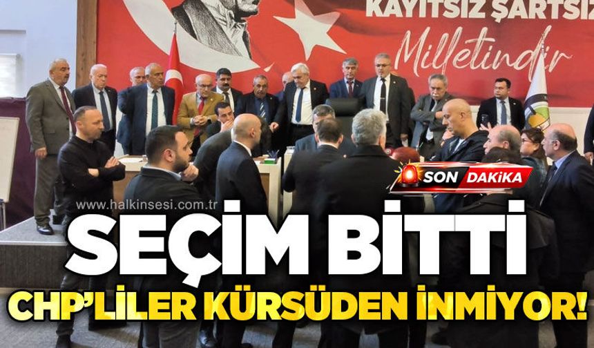 Seçim bitti, CHP'liler kürsüden inmiyor!