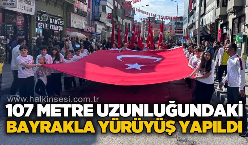 107 metre uzunluğundaki bayrakla yürüyüş yapıldı