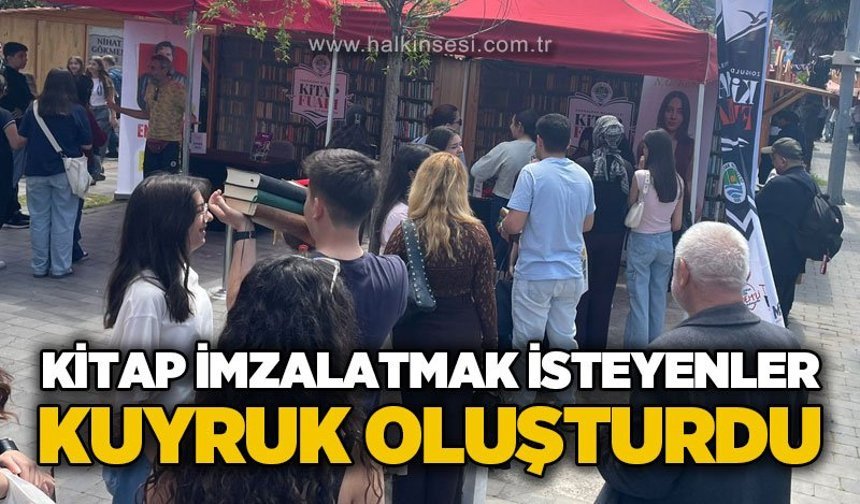 Kitap imzalatmak isteyenler kuyruk oluşturdu