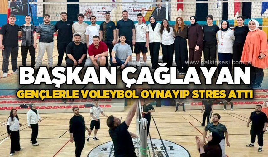 Başkan Mustafa Çağlayan gençlerle voleybol oynayıp stres attı