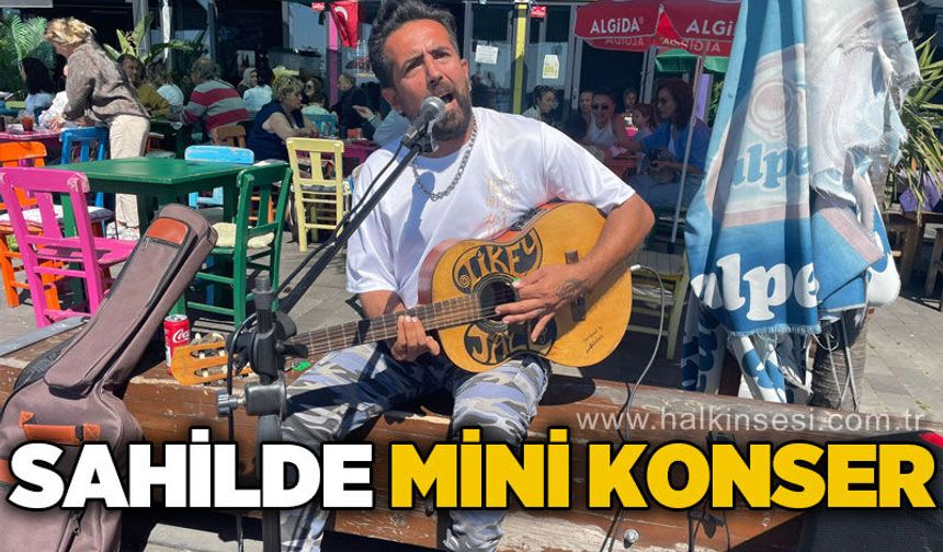 Sahilde mini konser ilgi gördü