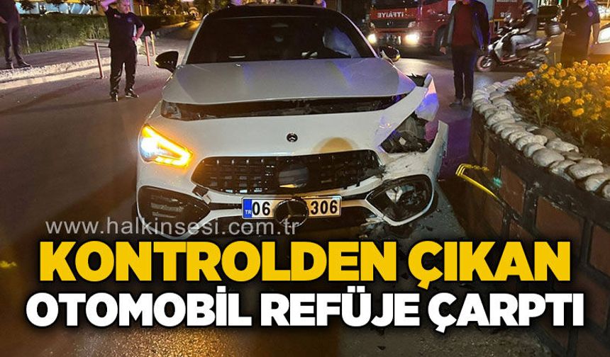 Kontrolden çıkan otomobil refüje çarptı