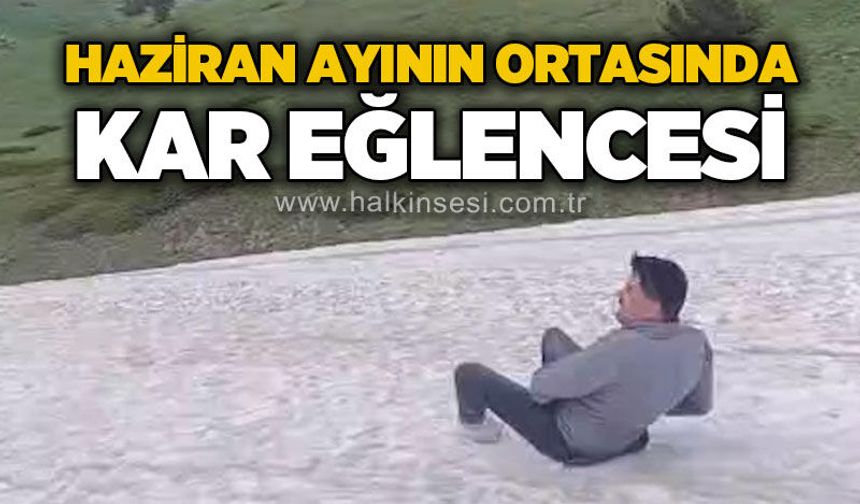Haziran ayının ortasında kar eğlencesi: Gençler poşetlerle kaydı!